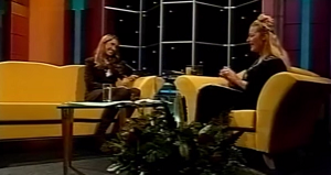 Christine in gesprek met een gast.